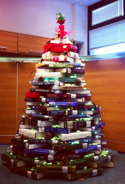 Albero di libri illuminato