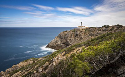 The coasts of the Mediterranean: bridges between environment and cultures