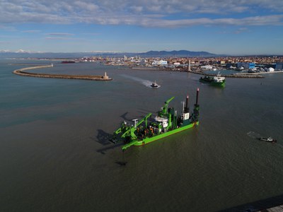 Draga nell'ara portuale di Livorno. Immagine gentilmente concessa dall'Autorità di Sistema Portuale del Mar Tirreno Settentrionale