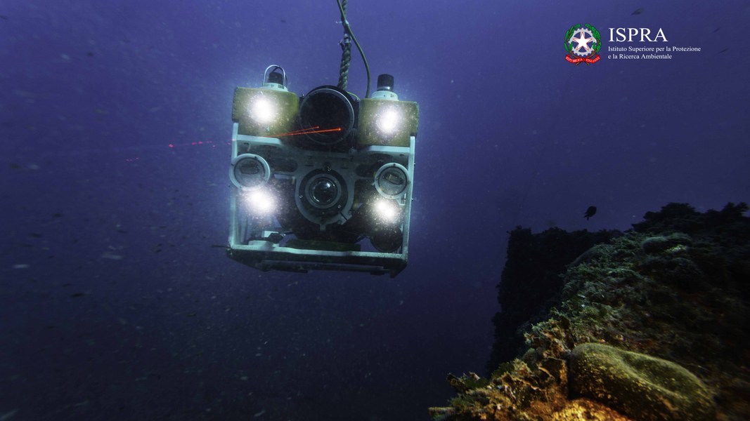 Il ROV, dotato di macchina fotografica, telecamera, fari inizia una nuova esplorazione dei fondali