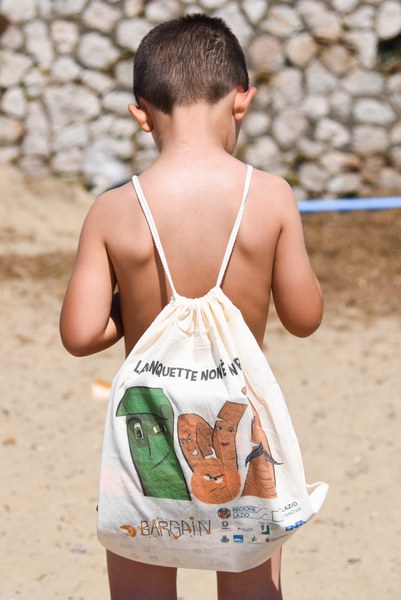 Lo zainetto che contiene il kit della Spiaggia Ecologica (T-shirt, cappellino e fumetto)