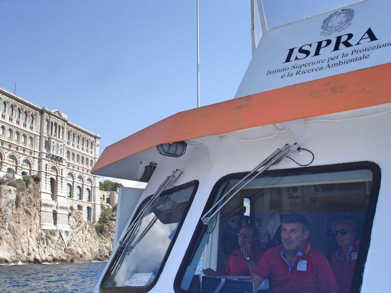 La nave oceanografica Astrea all’entrata del Porto del Principato di Monaco, sotto il Museo Oceanografico di Montecarlo