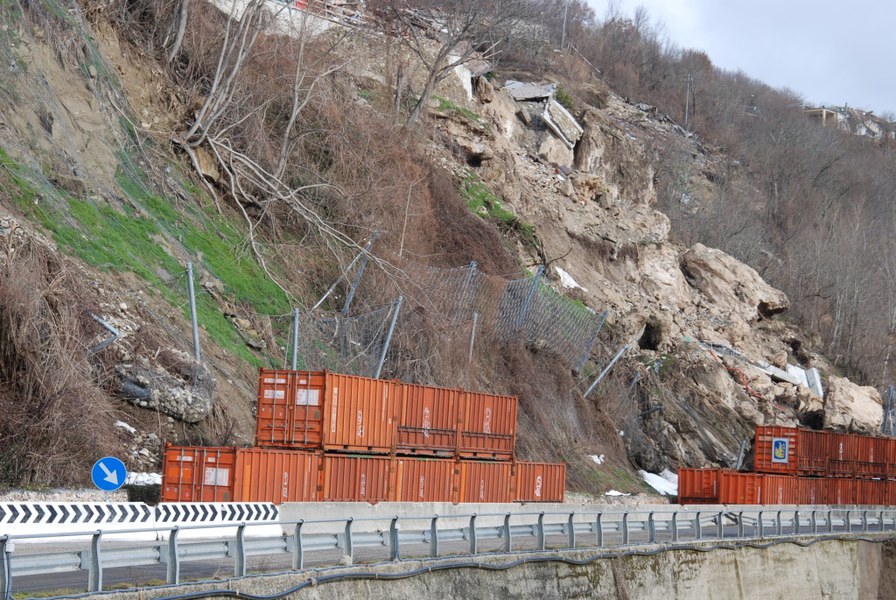 Dettaglio sistemazione della frana sulla SS4 Salaria al piede dell’abitato di Pescara del Tronto (AP)