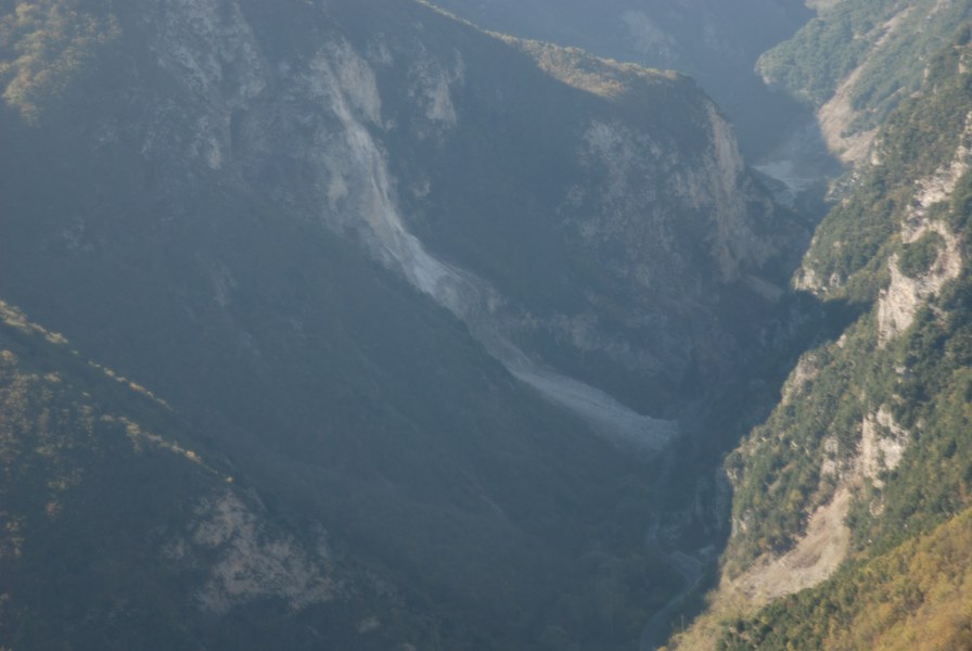 Frana in Valnerina: frana che ha ostruito il corso del Nera e la statale della Valnerina