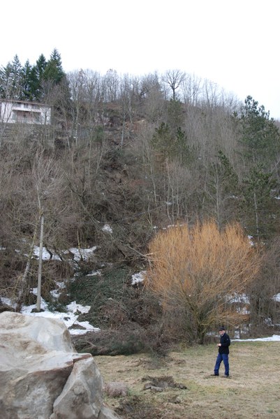 Masso rotolato dal versante nei pressi della frazione di Vezzano - Arquata del Tronto (AP)