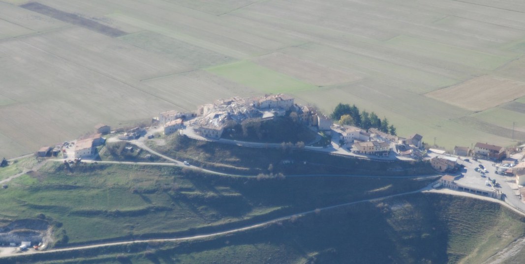 Panoramica del paese di Castelluccio sullo sfondo della piana omonima