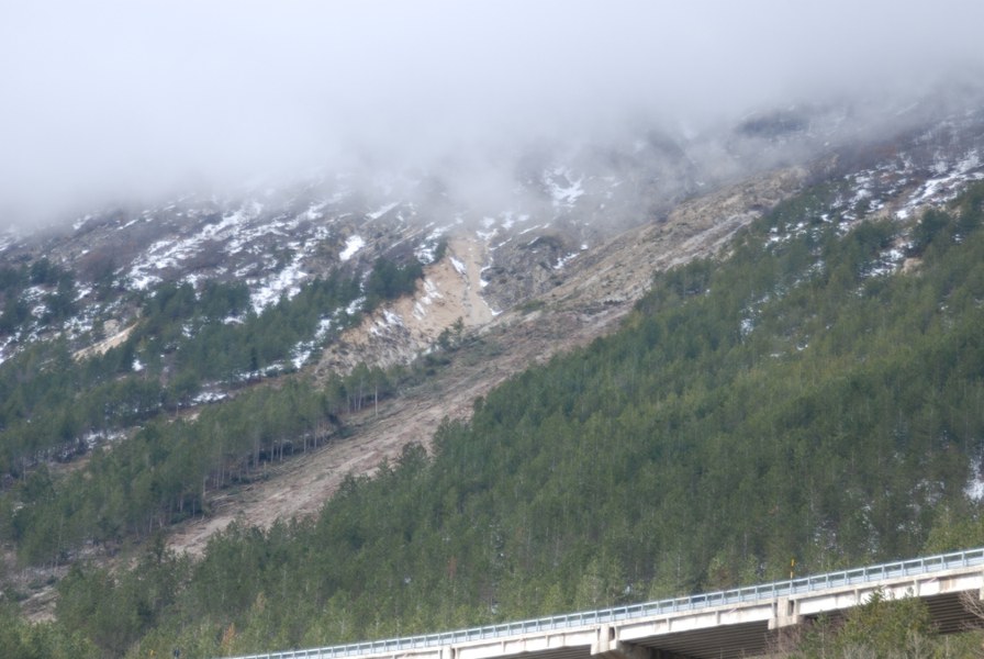 Traccia lasciata dal passaggio di una  valanga a monte dell’abitato di Pescara del Tronto (AP)