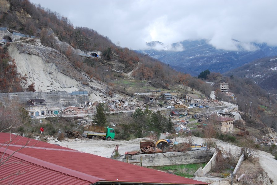 Vista da monte di una porzione dell’abitato di Pescara del Tronto (AP)