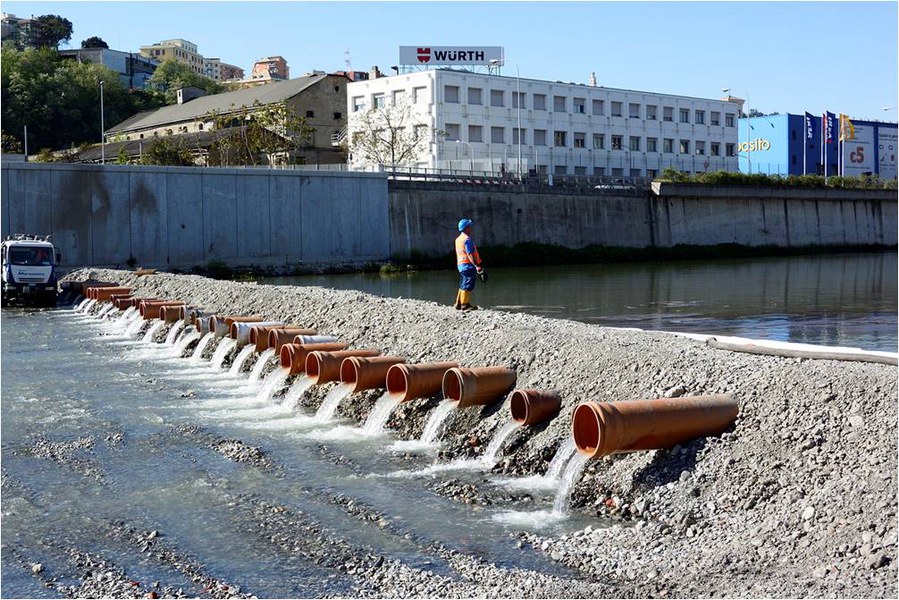 A valle di una delle briglie costruite lungo il corso del Torrente Polcevera per separare l’acqua dall’olio