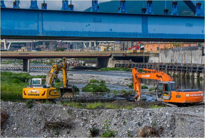 Cantiere per costruire una briglia lungo il corso del Torrente Polcevera