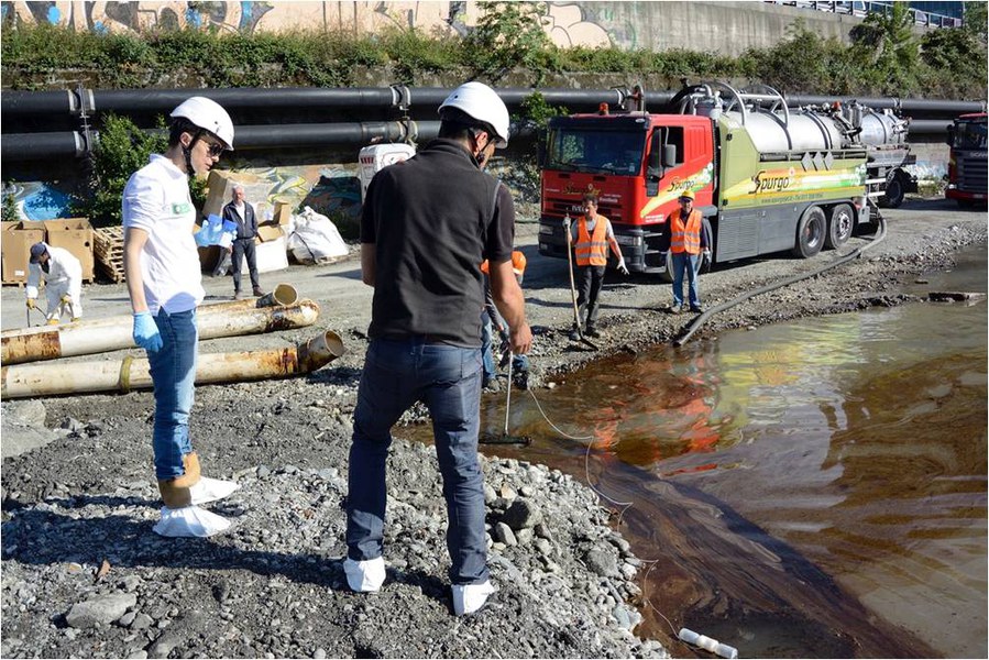 Prelievo di campioni mediante bottiglia Schomaker in un ansa del Torrente Polcevera