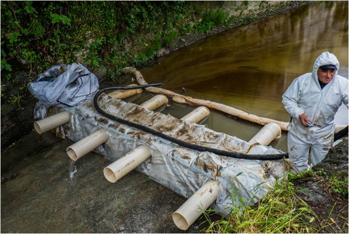 Una briglia per separare l’acqua dall’olio sul greto del rio Fegino