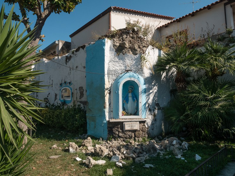 Crollo dello spigolo del muro perimetrale della vecchia chiesa, distrutta a seguito del terremoto del 1883