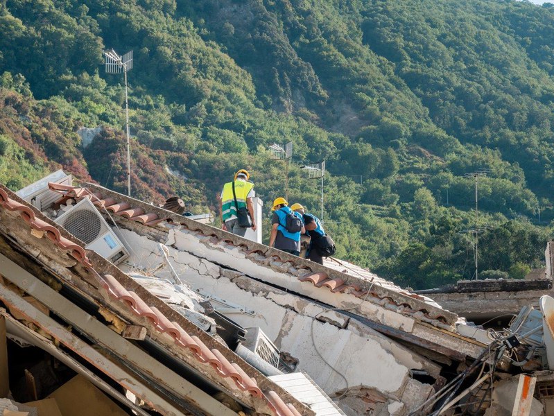 I resti della palazzina crollata da dove sono stati estratti i tre bambini vivi