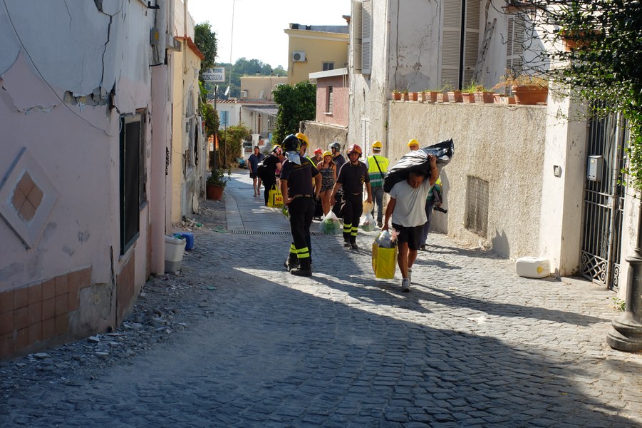 I Vigili del Fuoco scortano gli abitanti, nella zona rossa di Majo, per il recupero dei loro beni dalle abitazioni danneggiate dal sisma