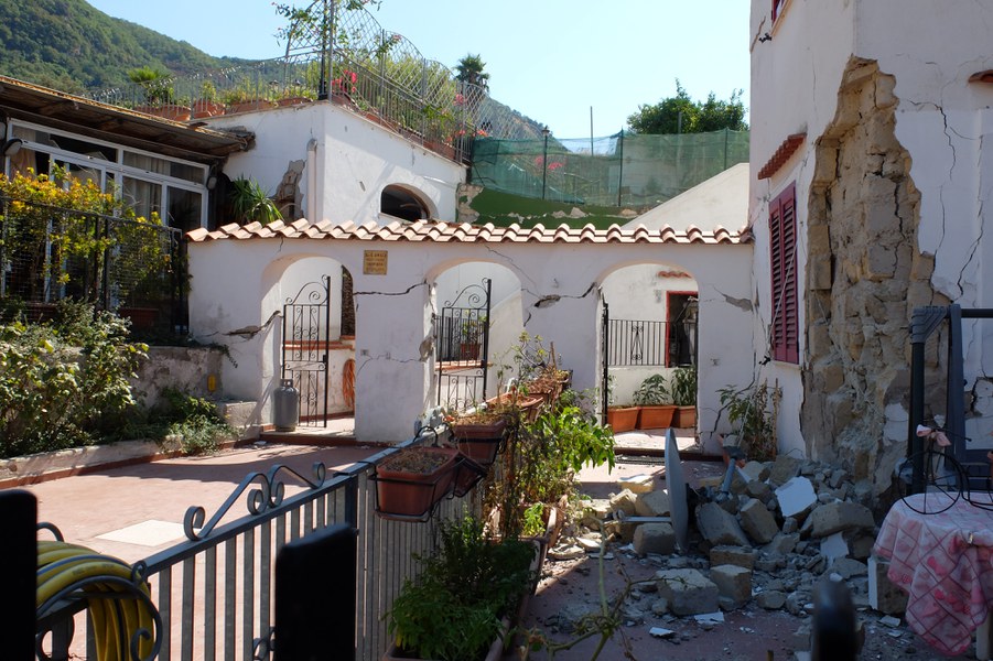 Lesioni strutturali e crolli di parte degli edifici posti lungo via Montecito, in località Fango di Lacco Ameno;