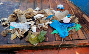 I pescatori impegnati nel recupero del marine litter