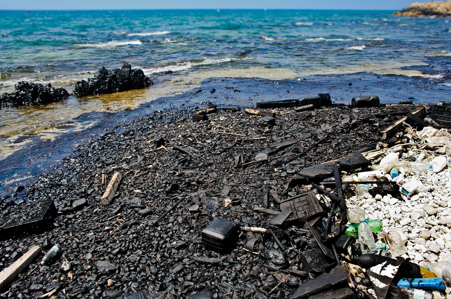 Costa ciottolosa impattata da olio combustibile