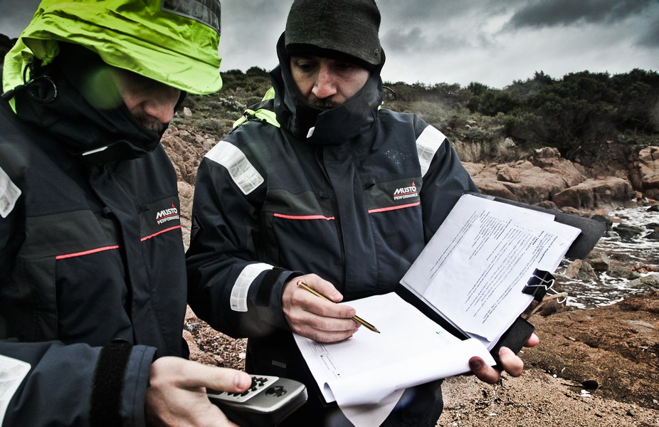 Operatori ISPRA durante attività di valutazione dello stato di contaminazione della costa