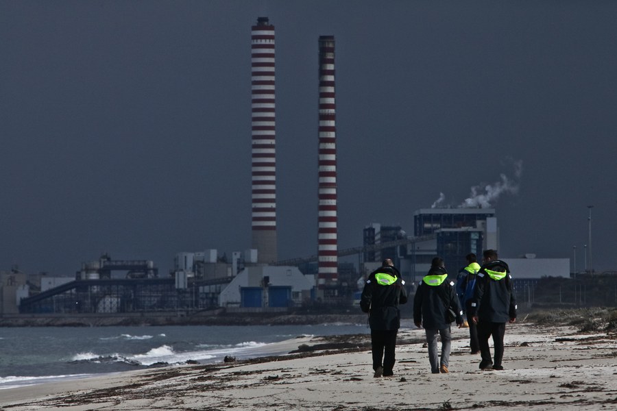 Operatori ISPRA durante attività di valutazione dello stato di contaminazione della costa