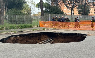 Voragine a Roma nel quartiere Quadraro